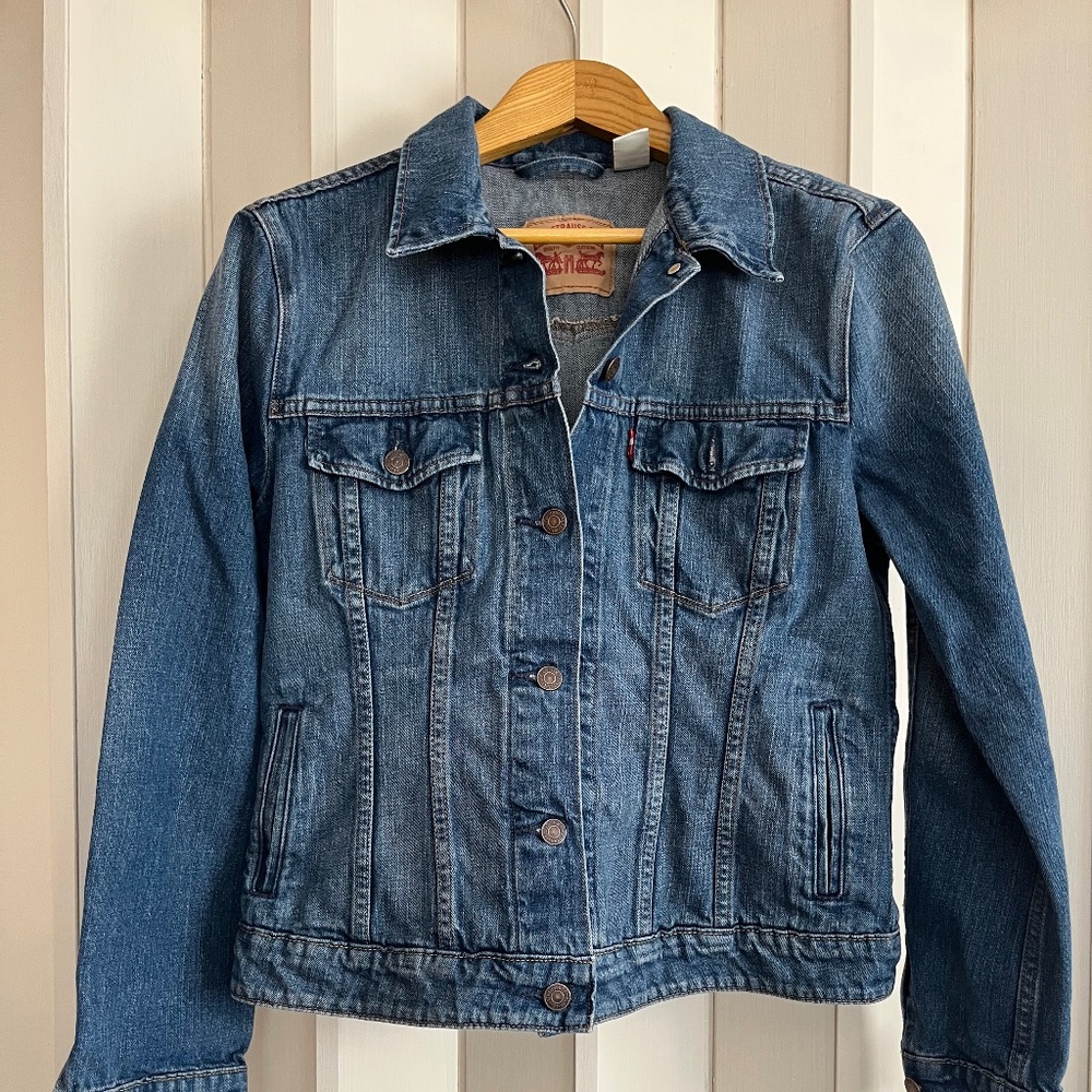 Classic Levi’s Jean Jacket- women’s large